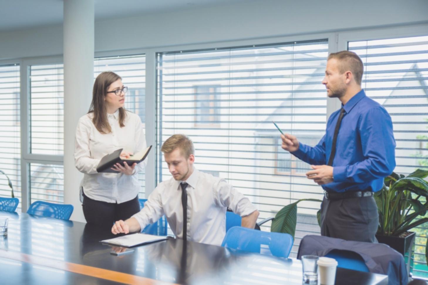 Analyse de documents financiers lors d'une session de travail en groupe