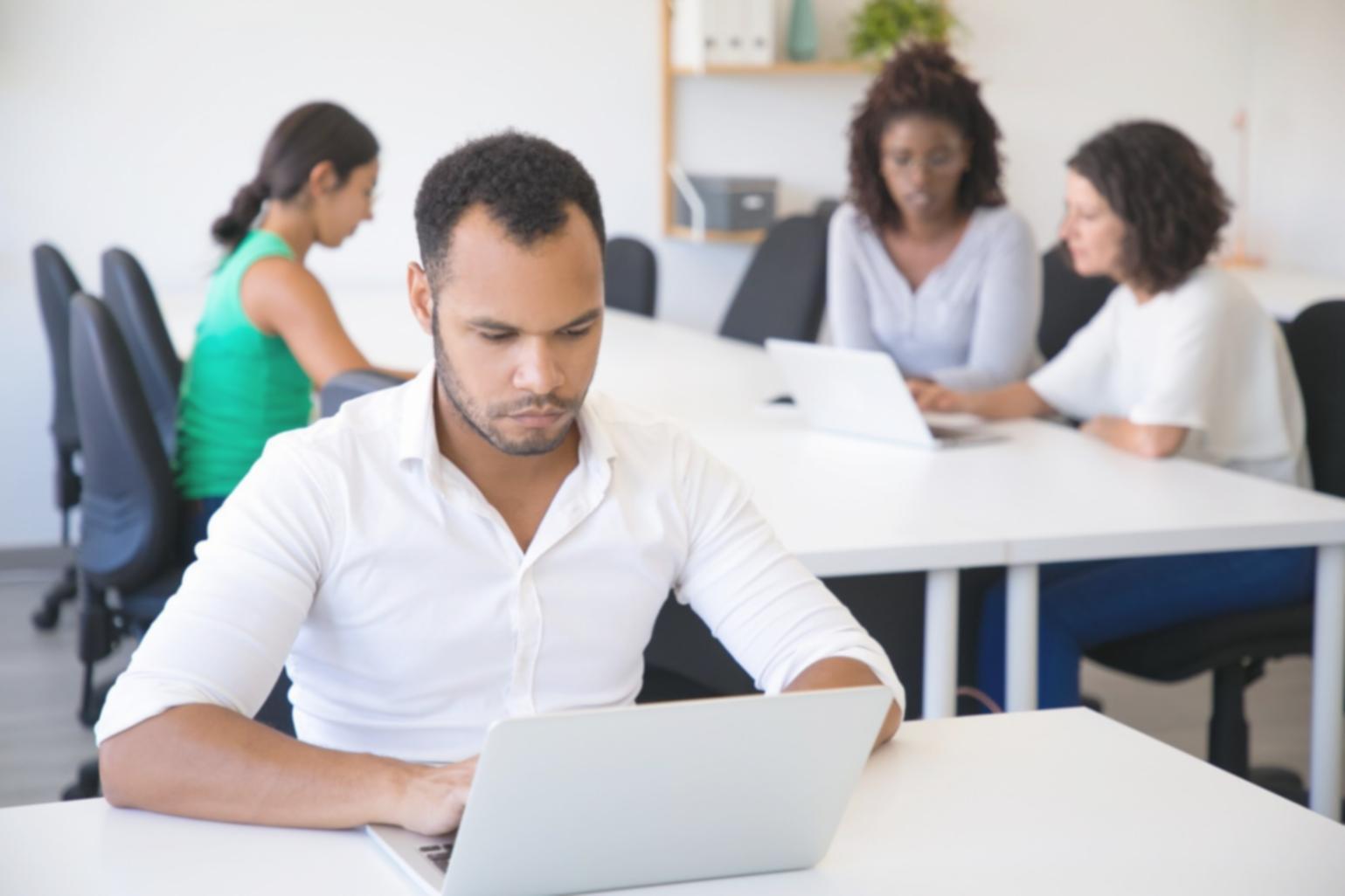 Analyse approfondie de documents financiers et graphiques économiques